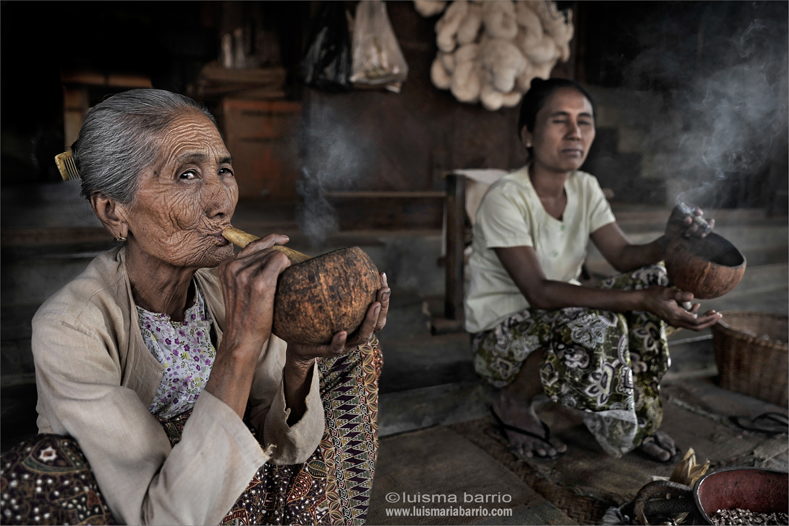 mujer anciana fumadora birmania myanmar